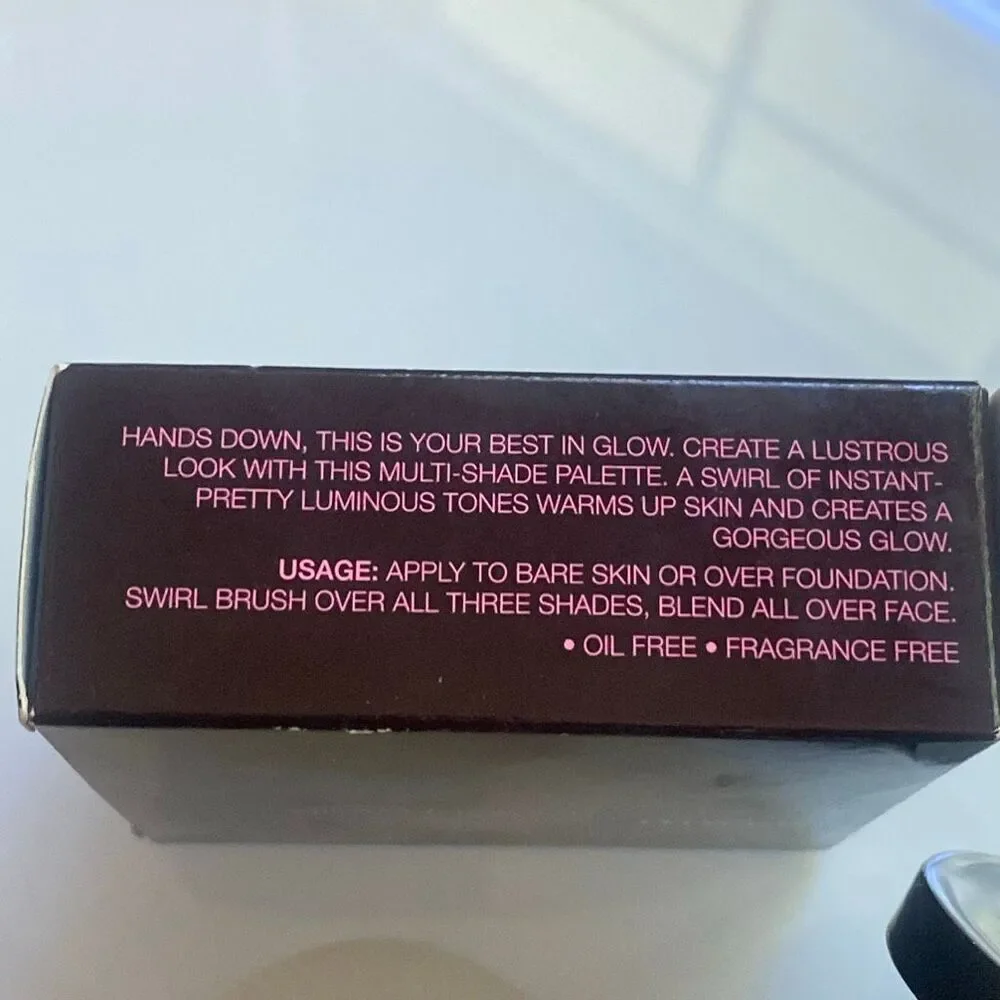 AVON Mark Glowdacious Illuminating Powder Highlighter for Face (SHIMMED UP) - NE